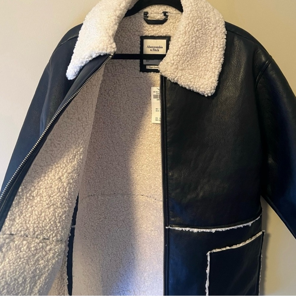 Abercrombie & Fitch Black Teddy Jacket with Cream Accents - Picture 9 of 10